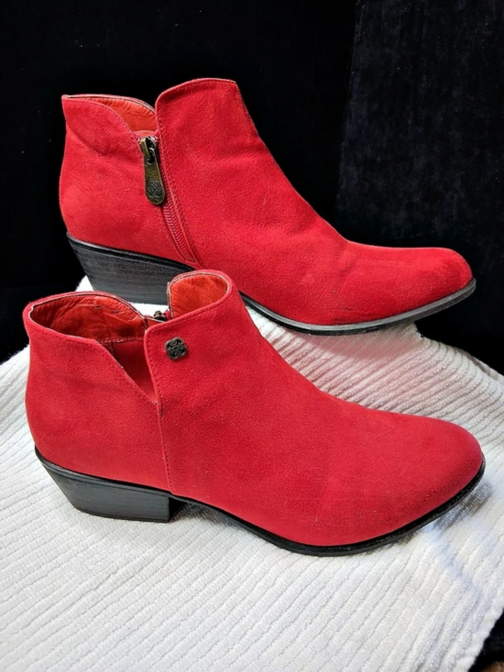 Daisy Fuentes Red Ankle Boots Gold-Tone Hardware